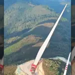 Navigating the Heights: The Terrifying Reality of Transporting Wind Turbine Blades Up China’s Mountain Passes