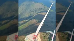 Navigating the Heights: The Terrifying Reality of Transporting Wind Turbine Blades Up China’s Mountain Passes