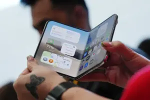Samsung and Apple Clash Over the Future of Foldable Smartphones