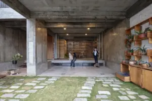 Architect Holger Cuadrado Unveils "Foundations House" in the High Andes of Ecuador