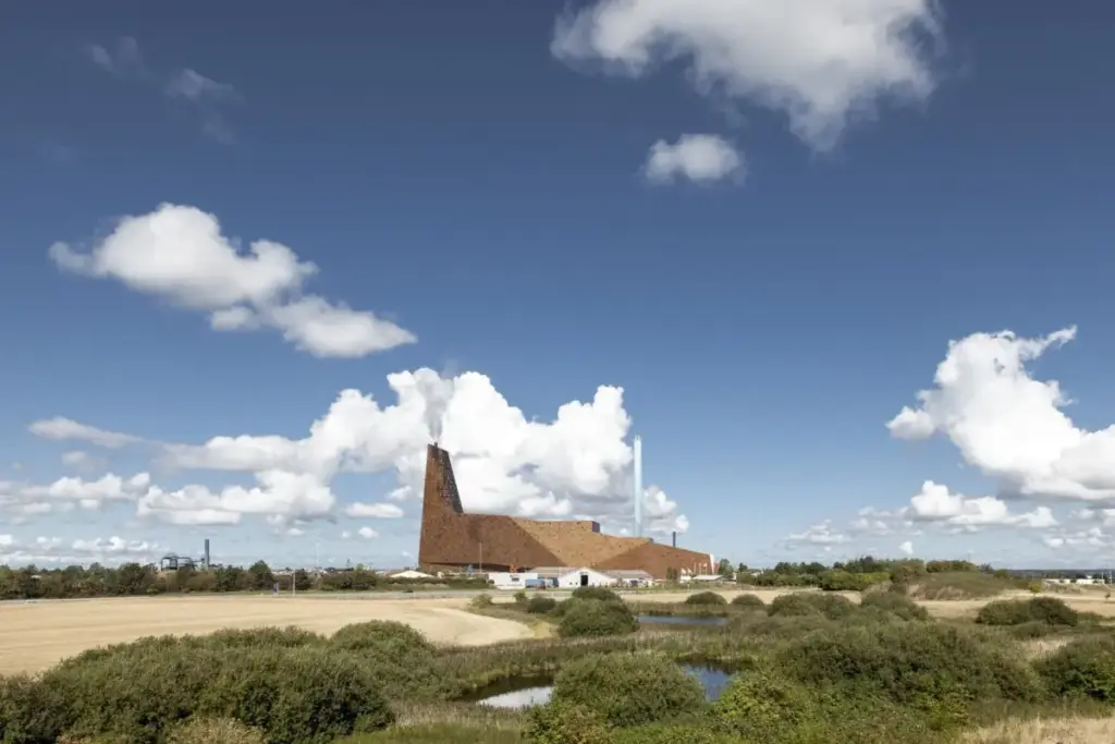 Unearthing the Ground: Architecture and the Politics of Waste