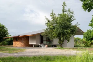 VYN Studio Unveils Baan Rim Bua: A Serene Single-Story Retreat Centered Around a Lotus Pond